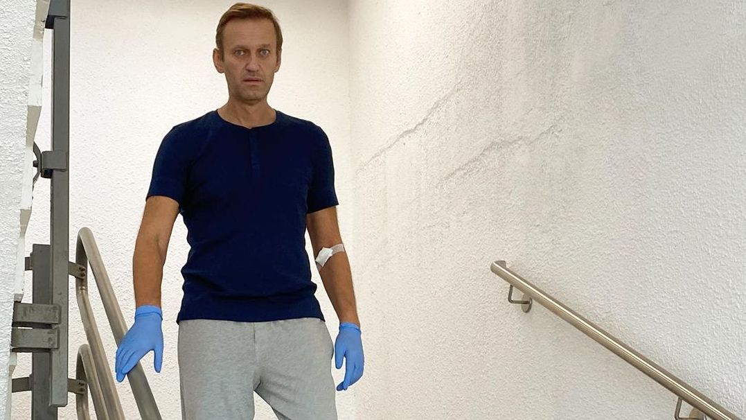 Navalnyj se pomalu zotavuje, už dokázal zdolat schodiště